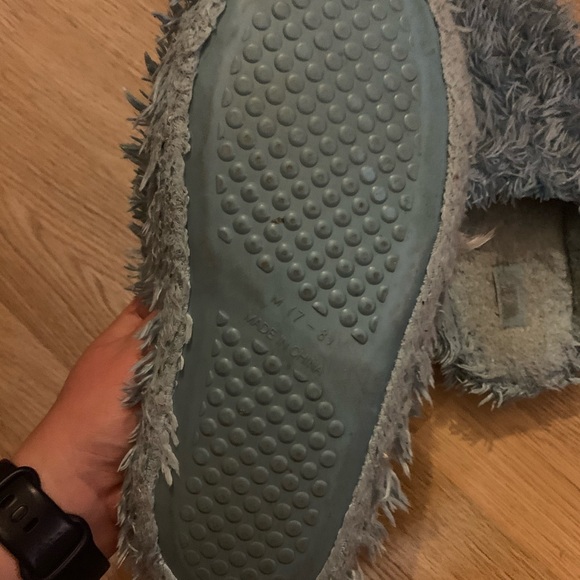 Light blue house slippers, size 7/8 - Picture 3 of 5